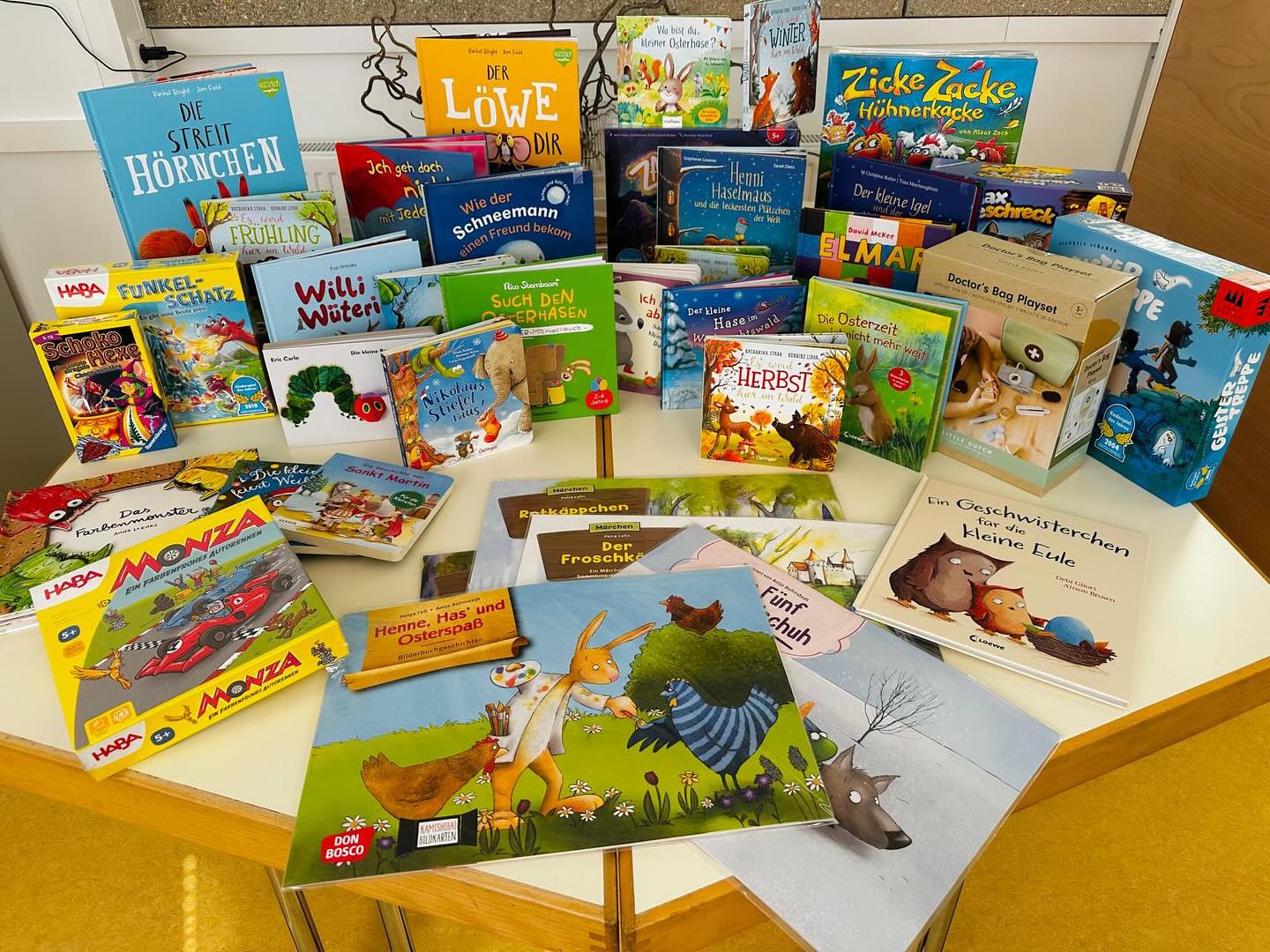 Bunt sortierte Bücher und Spiele für die Kita